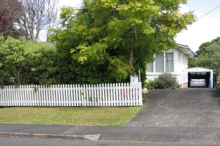 Photo of property in 7 Taupo Street, Green Bay, Auckland, 0604