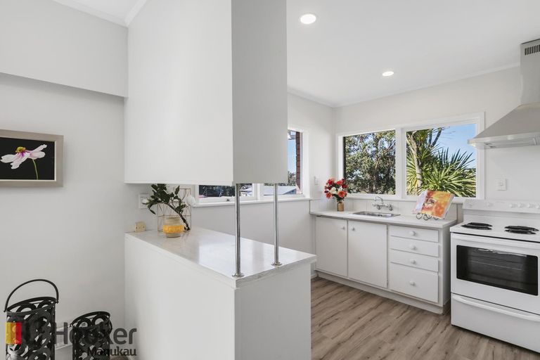 Photo of property in 1/5 Keldale Place, Forrest Hill, Auckland, 0620