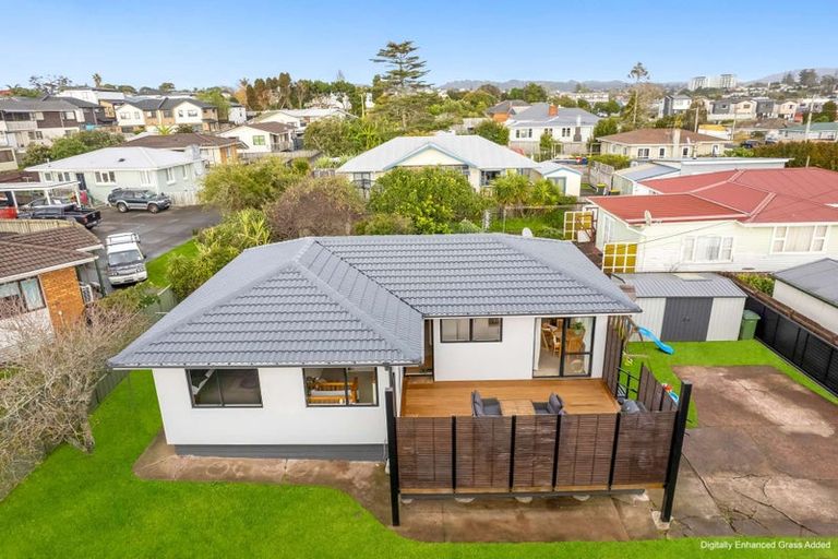 Photo of property in 2 Laura Street, Kelston, Auckland, 0602