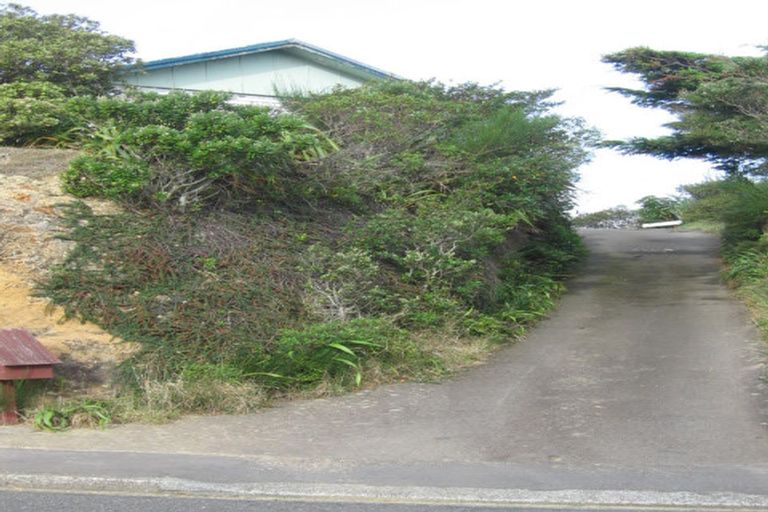 Photo of property in 15 Brooker Grove, Newlands, Wellington, 6037