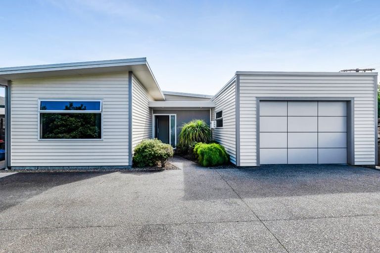 Photo of property in 2/297 Carrington Street, Vogeltown, New Plymouth, 4310