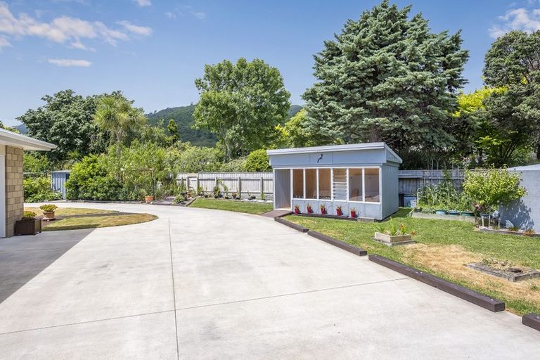 Photo of property in 3-9 Seddon Street, Waikanae, 5036