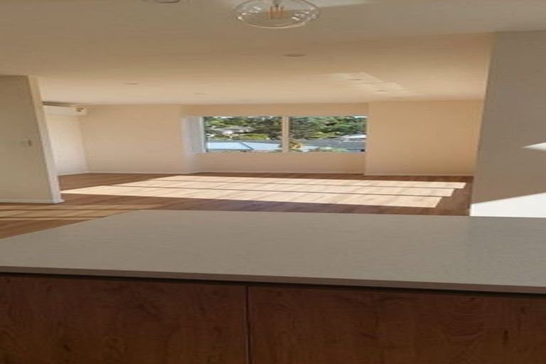 Photo of property in 1c Taupiko Place, Green Bay, Auckland, 0604