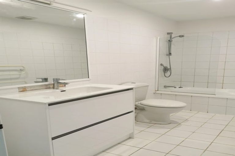 Photo of property in 28 Lawson Place, Mount Victoria, Wellington, 6011