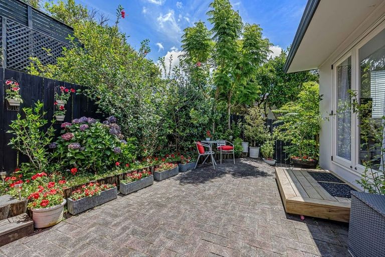 Photo of property in 2 Harbour Lights Close, West Harbour, Auckland, 0618