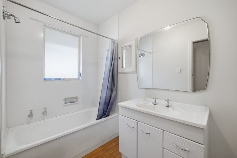 Photo of property in 2/102 Wainoni Road, Avondale, Christchurch, 8061