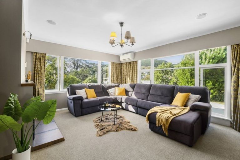 Photo of property in 8 South Street, Tawa, Wellington, 5028