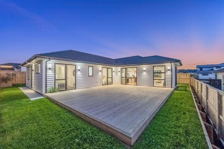 Photo of property in 22 Lewis Younie Road, Kumeu, 0810