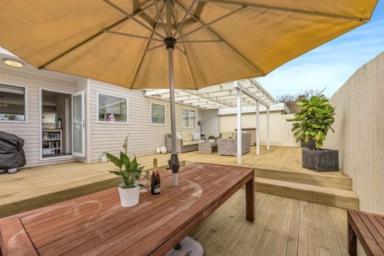 Photo of property in 2/42 Beach Road, Castor Bay, Auckland, 0620