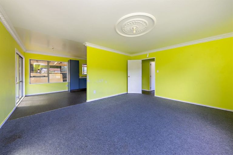 Photo of property in 11 Lori Place, Massey, Auckland, 0614