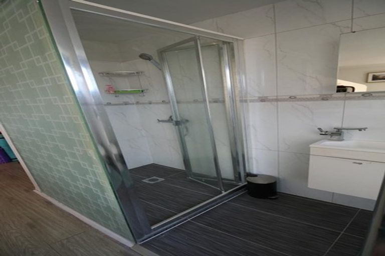 Photo of property in 2/18 Reid Road, New Lynn, Auckland, 0600