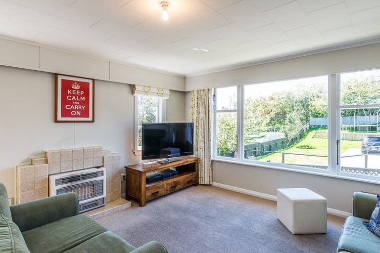 Photo of property in 36 Horokiwi Road West, Newlands, Wellington, 6037