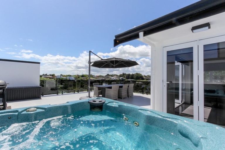Photo of property in 7a Caledonia Place, Highlands Park, New Plymouth, 4312