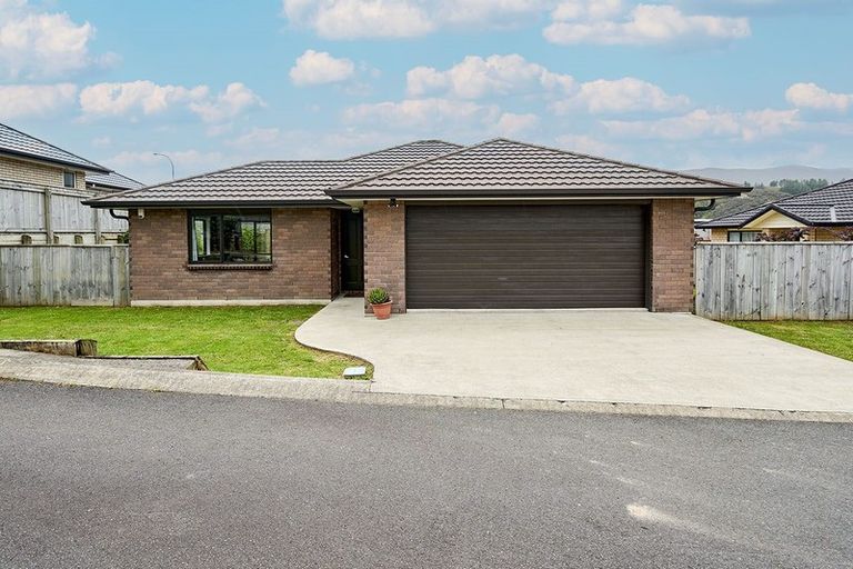 Photo of property in 70 Sunstone Crescent, Timberlea, Upper Hutt, 5018