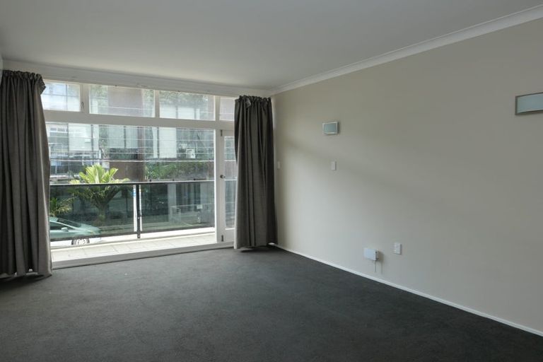 Photo of property in 70 Kelburn Parade, Kelburn, Wellington, 6012