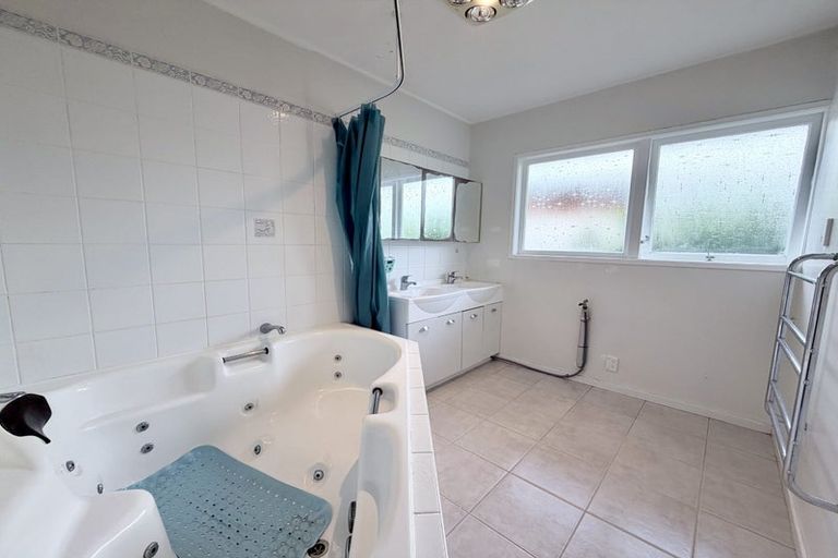 Photo of property in 30 Meadway, Sunnyhills, Auckland, 2010