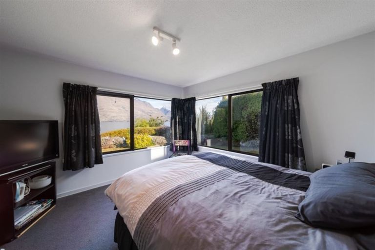 Photo of property in 56 Cedar Drive, Kelvin Heights, Queenstown, 9300