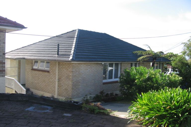 Photo of property in 175 Glenfield Road, Hillcrest, Auckland, 0627