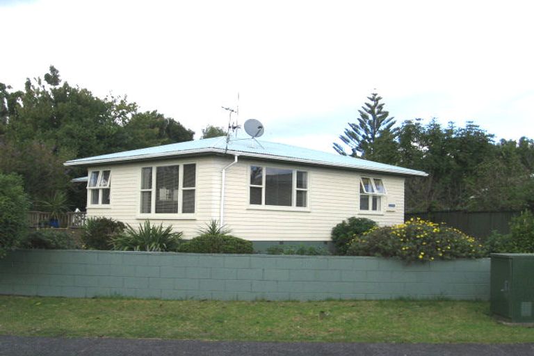 Photo of property in 16 Brennan Avenue, Te Atatu Peninsula, Auckland, 0610