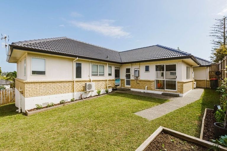 Photo of property in 24 Corta Bella Place, Golflands, Auckland, 2013