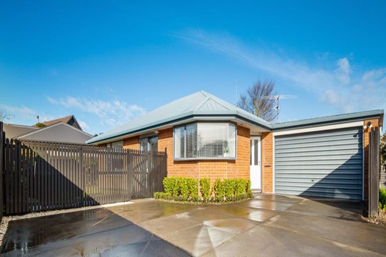 Photo of property in 1/14 Innisfree Place, Northwood, Christchurch, 8051
