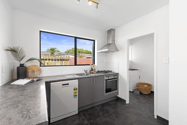 Photo of property in 2/237 Edmonton Road, Te Atatu South, Auckland, 0610