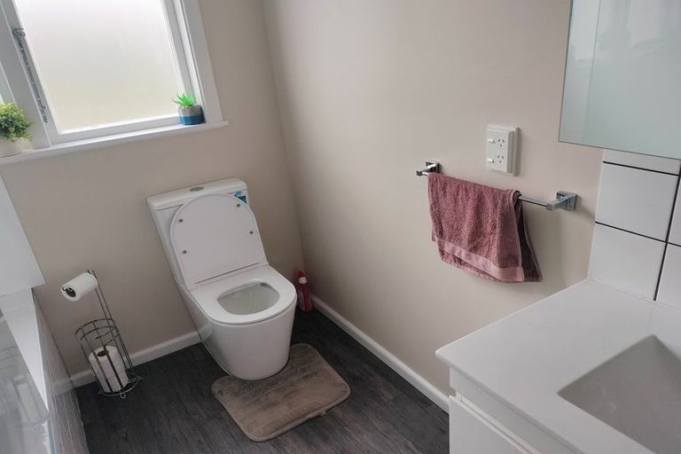 Photo of property in 11 Miles Crescent, Newlands, Wellington, 6037