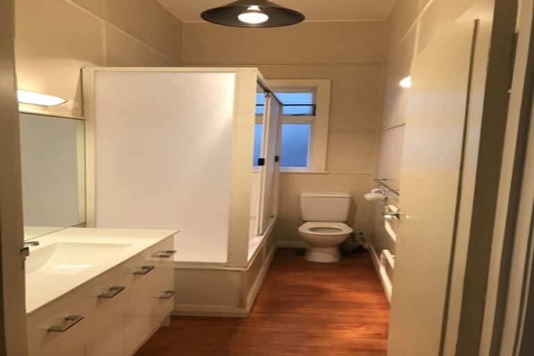 Photo of property in 108 Oriental Parade, Oriental Bay, Wellington, 6011