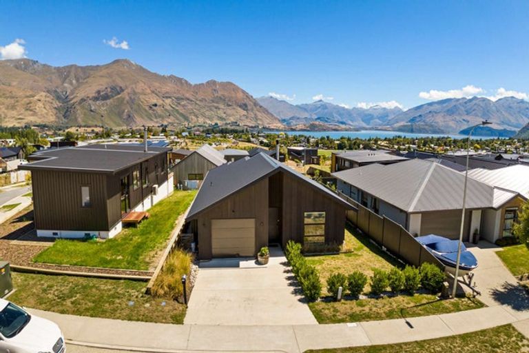 Photo of property in 16 Scurr Terrace, Wanaka, 9305