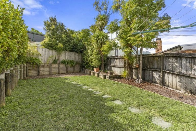 Photo of property in 32 Hanlon Crescent, Narrow Neck, Auckland, 0624