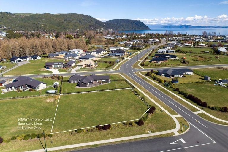 Photo of property in 2 Lancewood Way, Kinloch, Taupo, 3377