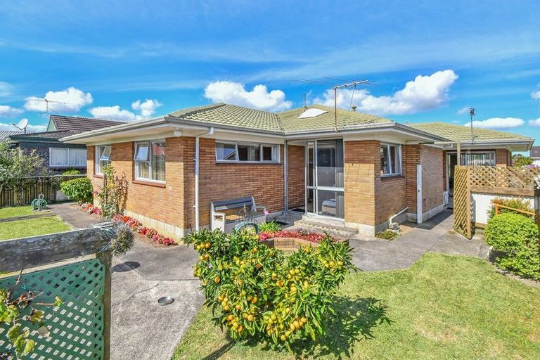 Photo of property in 11 Mcleod Road, Weymouth, Auckland, 2103