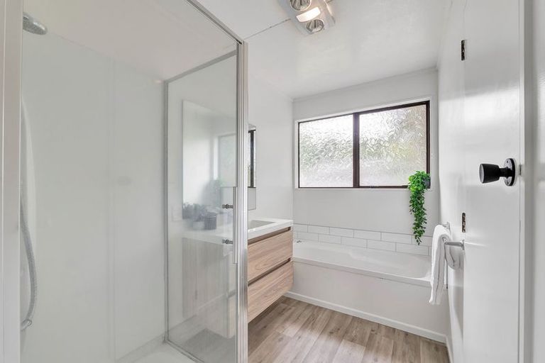 Photo of property in 33 Riversdale Drive, Merrilands, New Plymouth, 4312