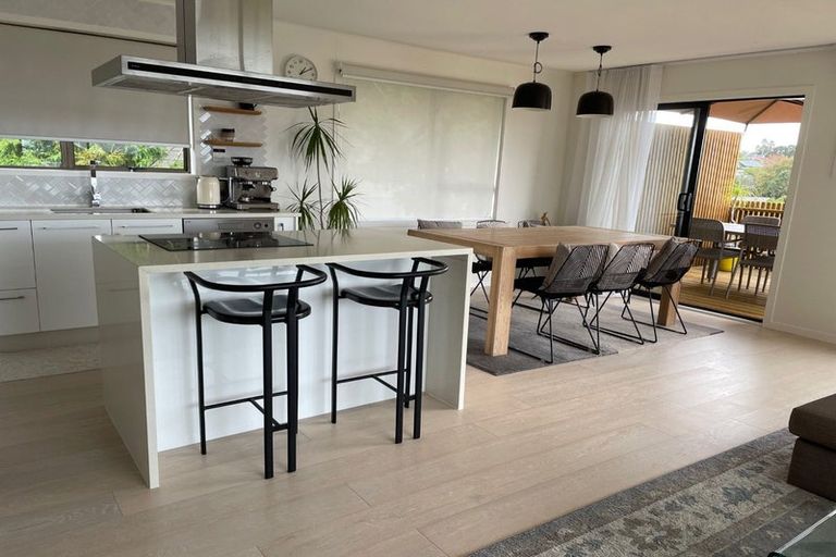 Photo of property in 2 Trias Road, Totara Vale, Auckland, 0629