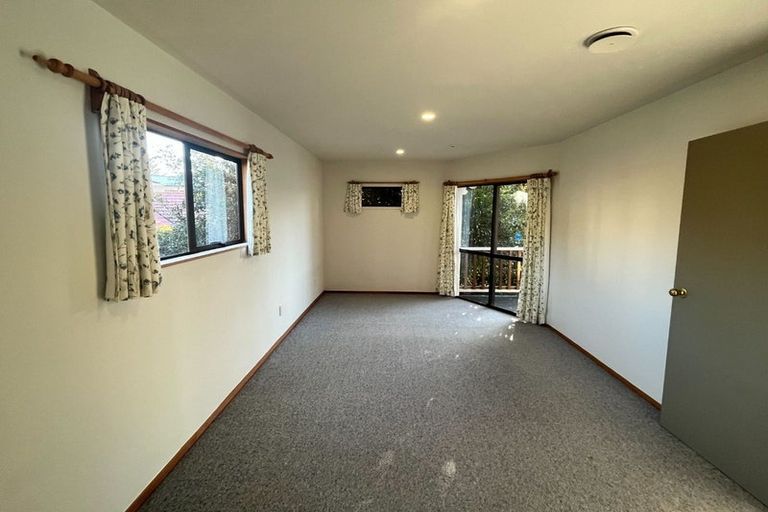 Photo of property in 28 Pohutukawa Avenue, Red Beach, 0932