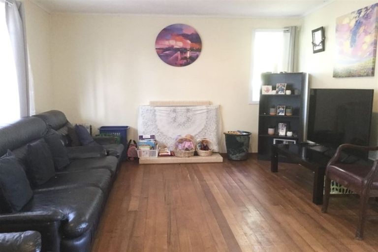 Photo of property in 35 Amberley Avenue, Te Atatu South, Auckland, 0610