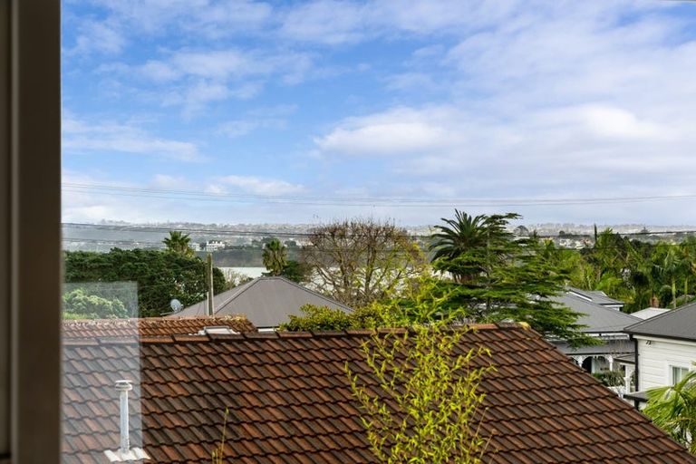 Photo of property in 4/134 Calliope Road, Stanley Point, Auckland, 0624
