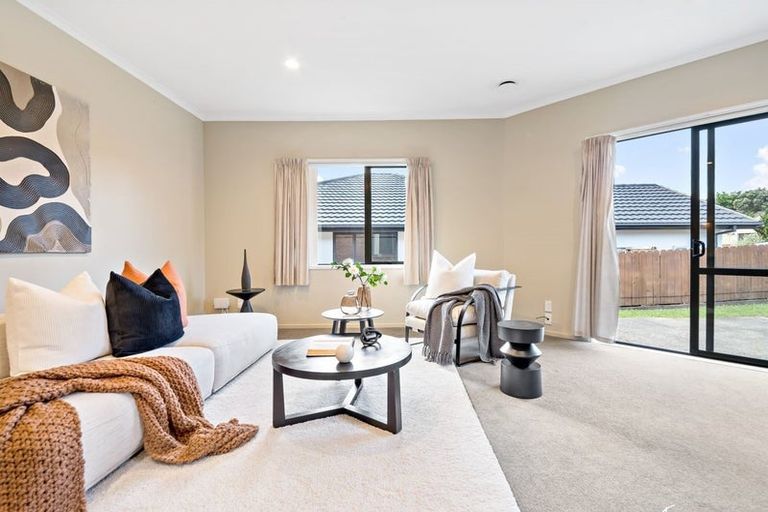 Photo of property in 11 Sunvista Avenue, Oteha, Auckland, 0632