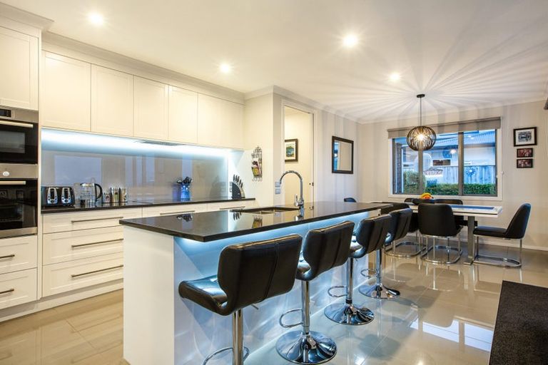 Photo of property in 7 Manapouri Lane, Aotea, Porirua, 5024