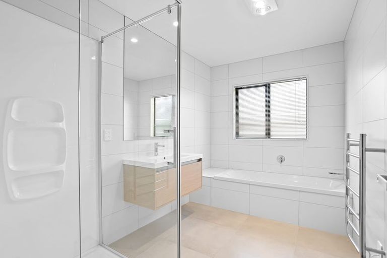 Photo of property in 15 Parkmore Drive, Rosehill, Papakura, 2113