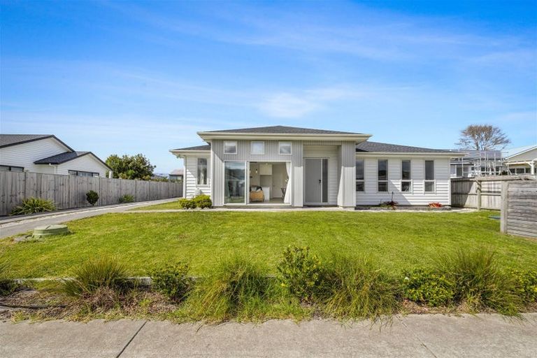 Photo of property in 18 Raymond Grace Avenue, Huapai, Kumeu, 0810