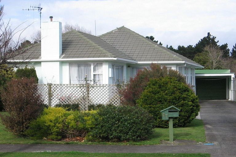 Photo of property in 37 Parkland Crescent, Terrace End, Palmerston North, 4410
