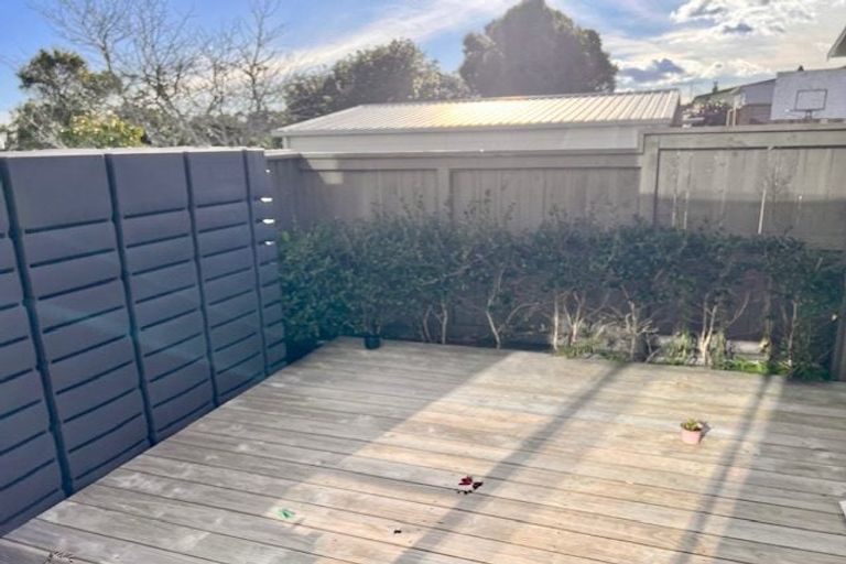 Photo of property in 1b Pavola Grove, Glenfield, Auckland, 0629