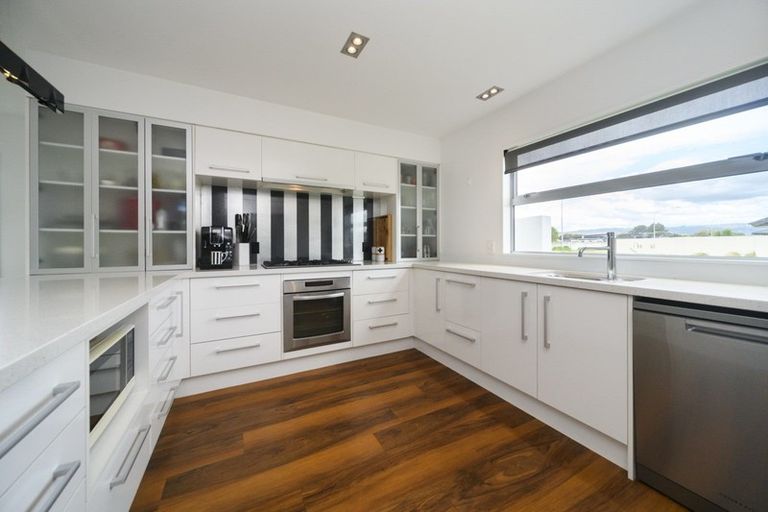 Photo of property in 2 Chestnut Close, Kelvin Grove, Palmerston North, 4414