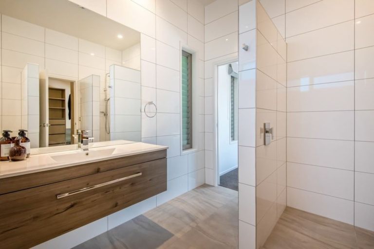 Photo of property in 98 Clovelly Road, Bucklands Beach, Auckland, 2012