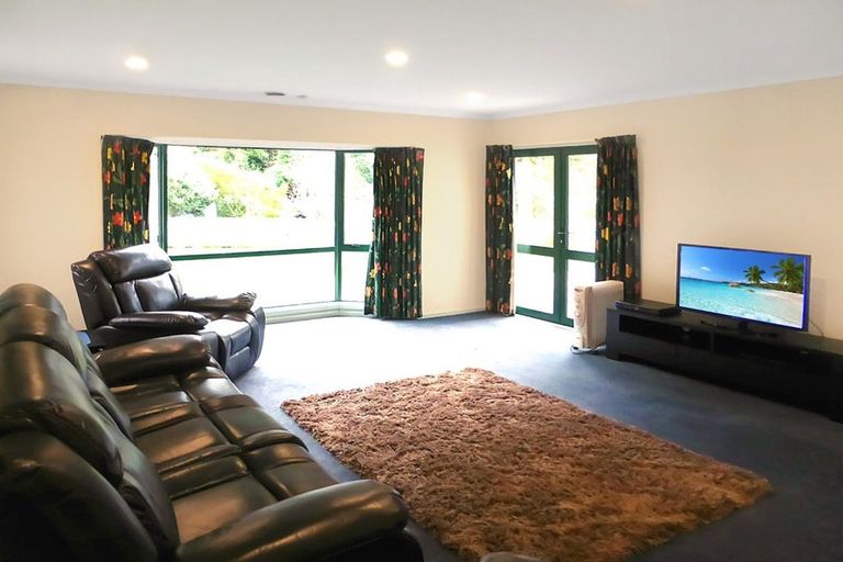 Photo of property in 21 Richmond Hill, Glenside, Wellington, 6037