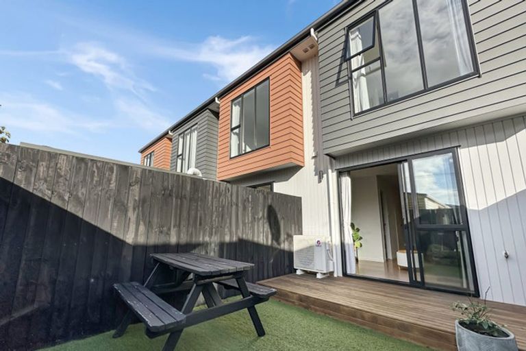 Photo of property in 4/17 Rewarewa Road, Te Atatu Peninsula, Auckland, 0610