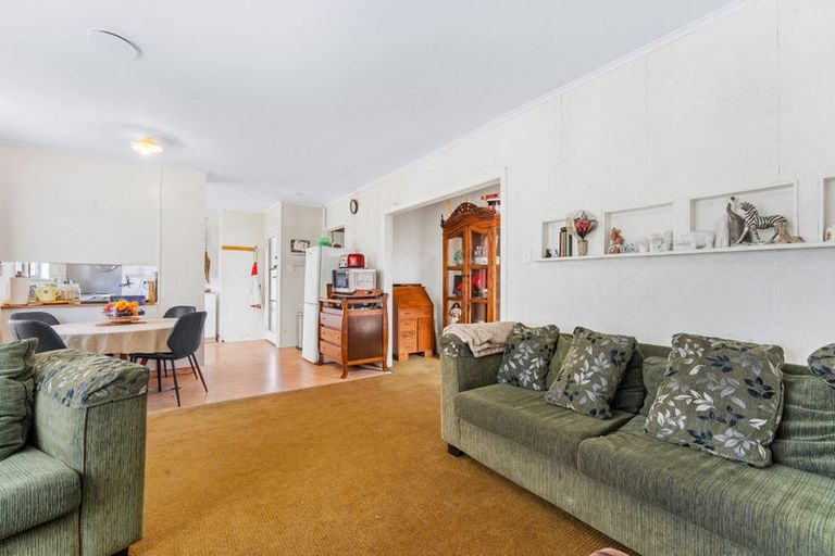 Photo of property in 92 Gloria Avenue, Te Atatu Peninsula, Auckland, 0610