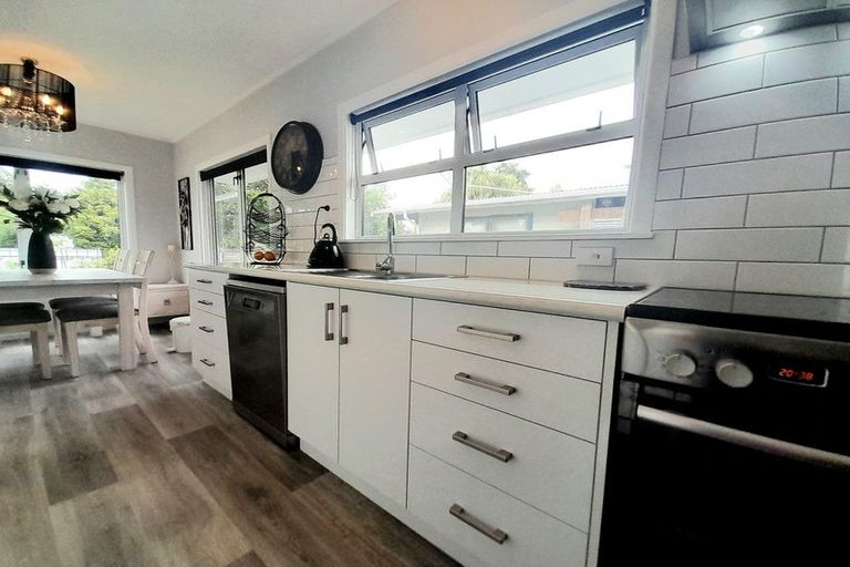 Photo of property in 28 Apollo Parade, Milson, Palmerston North, 4414