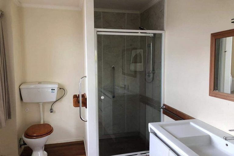 Photo of property in 208 Sunnynook Road, Totara Vale, Auckland, 0627